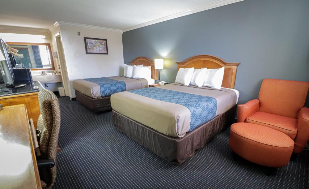 Queen Room with Two Queen Beds - Non-Smoking interior